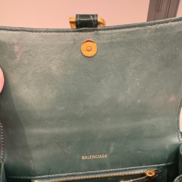 Hourglass SMALL Green Embossed - Picture 4 of 10